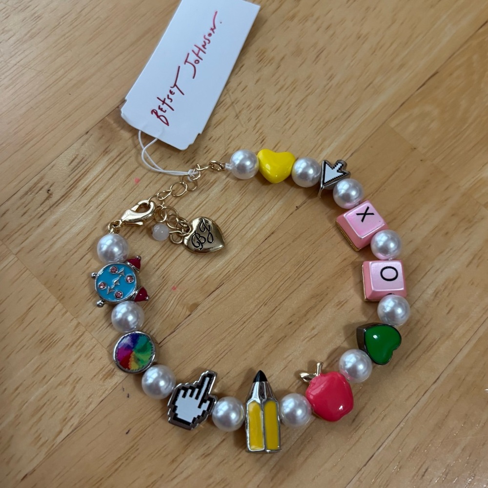 Betsey Johnson XO Pearl Charm Bracelet - NWT - Picture 1 of 7